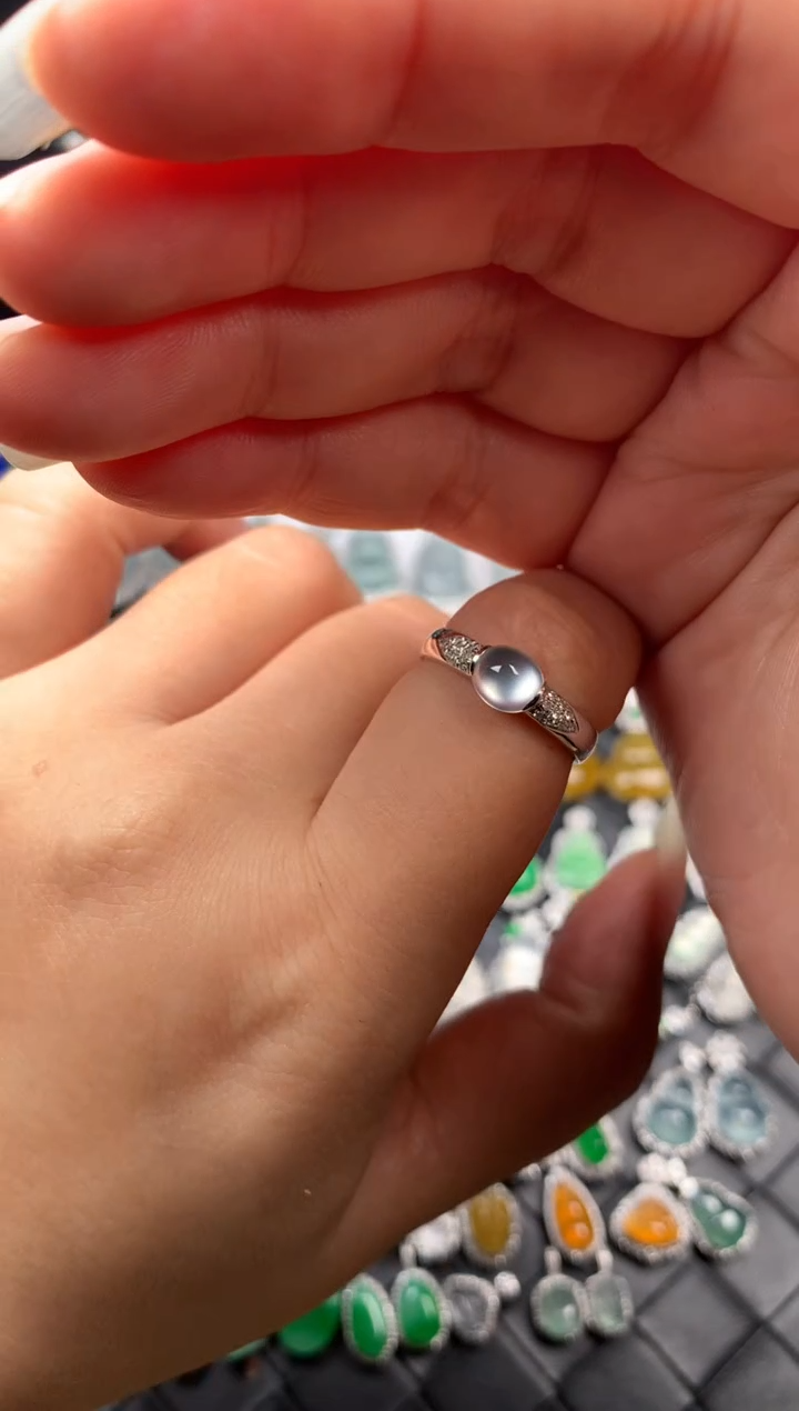 颈饰18K金镶嵌翡翠玻璃蛋戒指