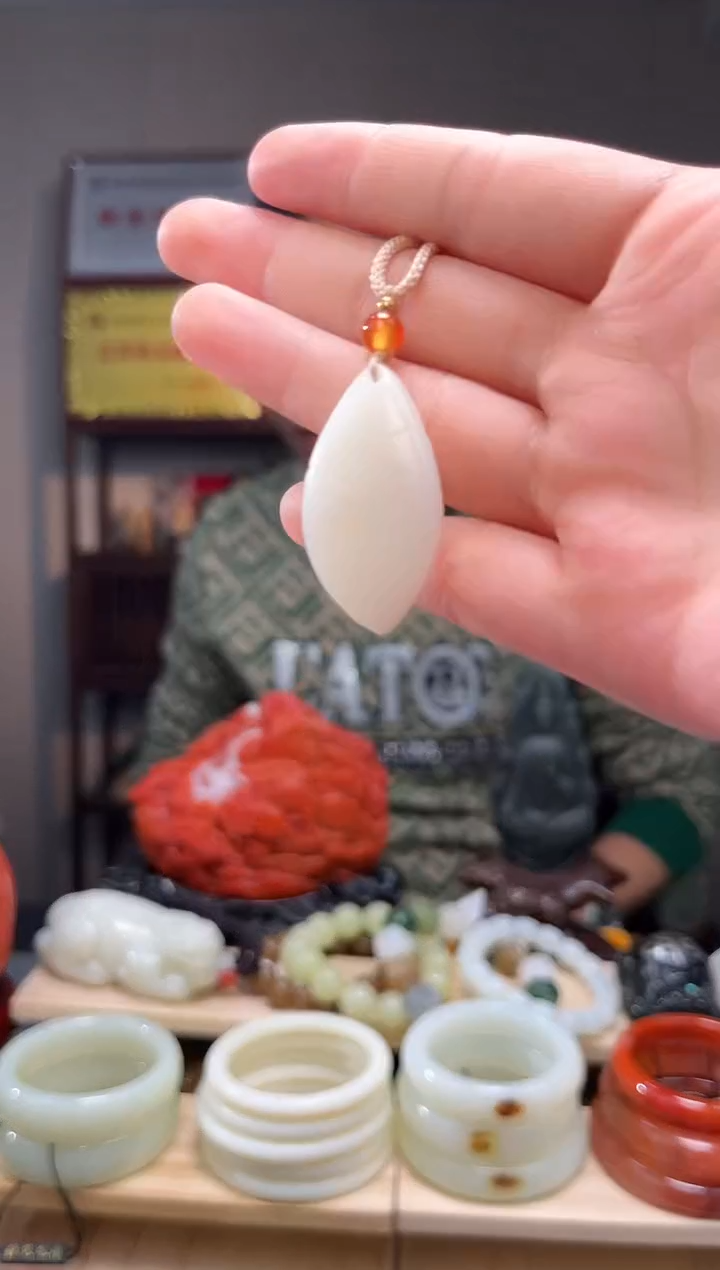 颈饰未镶嵌和田玉吊坠