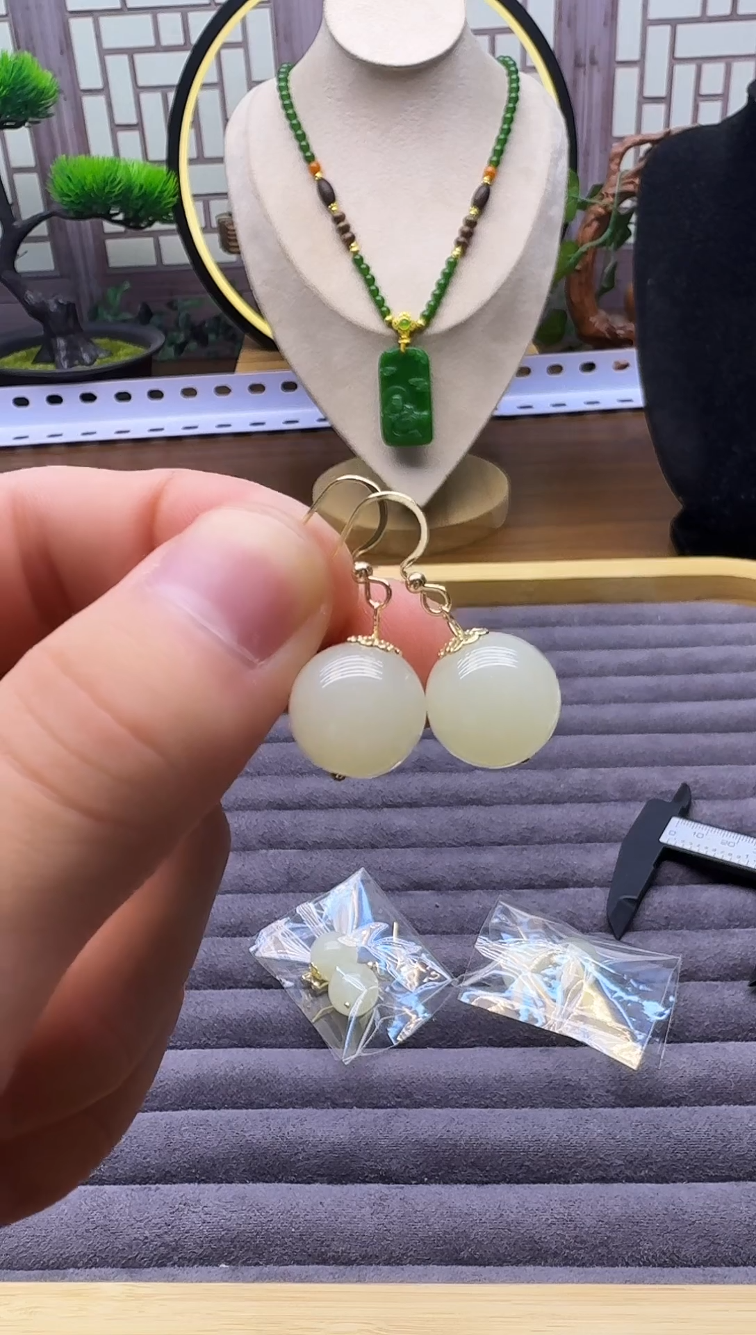 14K金镶嵌和田玉耳饰E24       