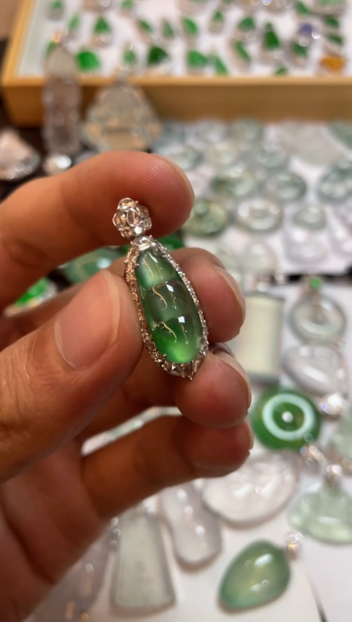 【闪购商品】翡翠吊坠(不含链)18K金镶嵌豆子