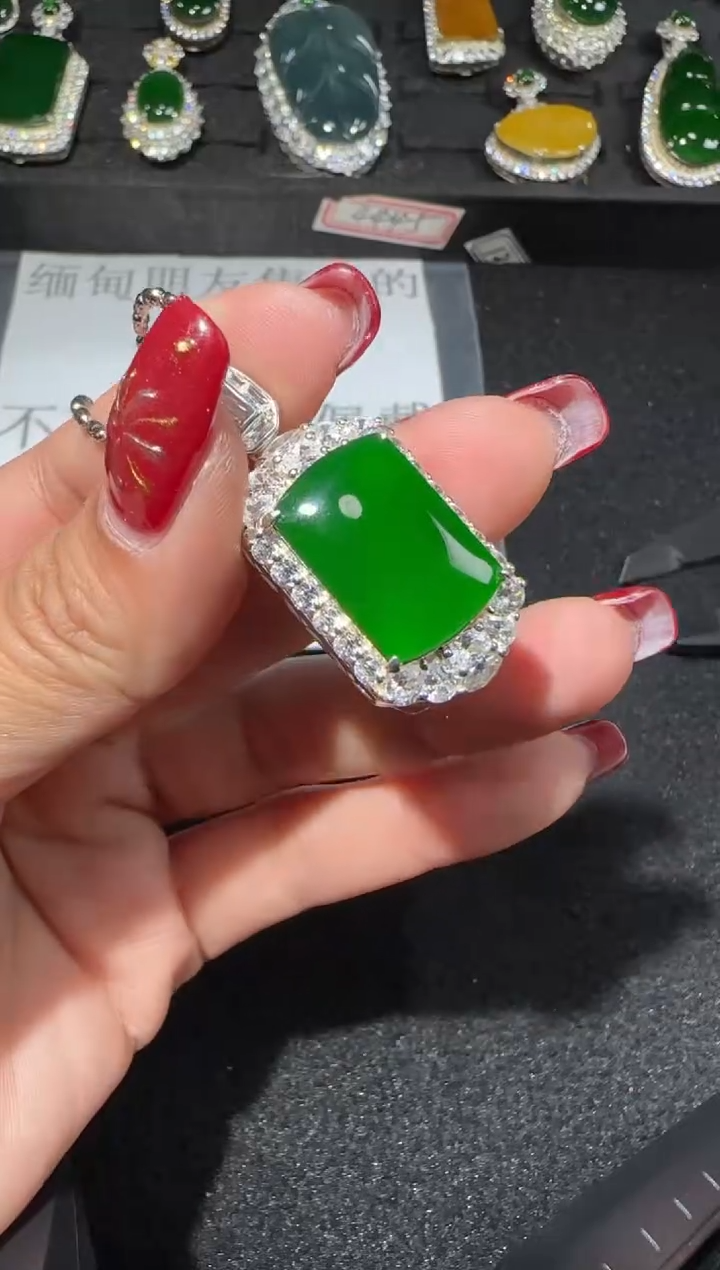 【闪购商品】翡翠吊坠(赠链)银S925镶嵌多样性发货拍一发一