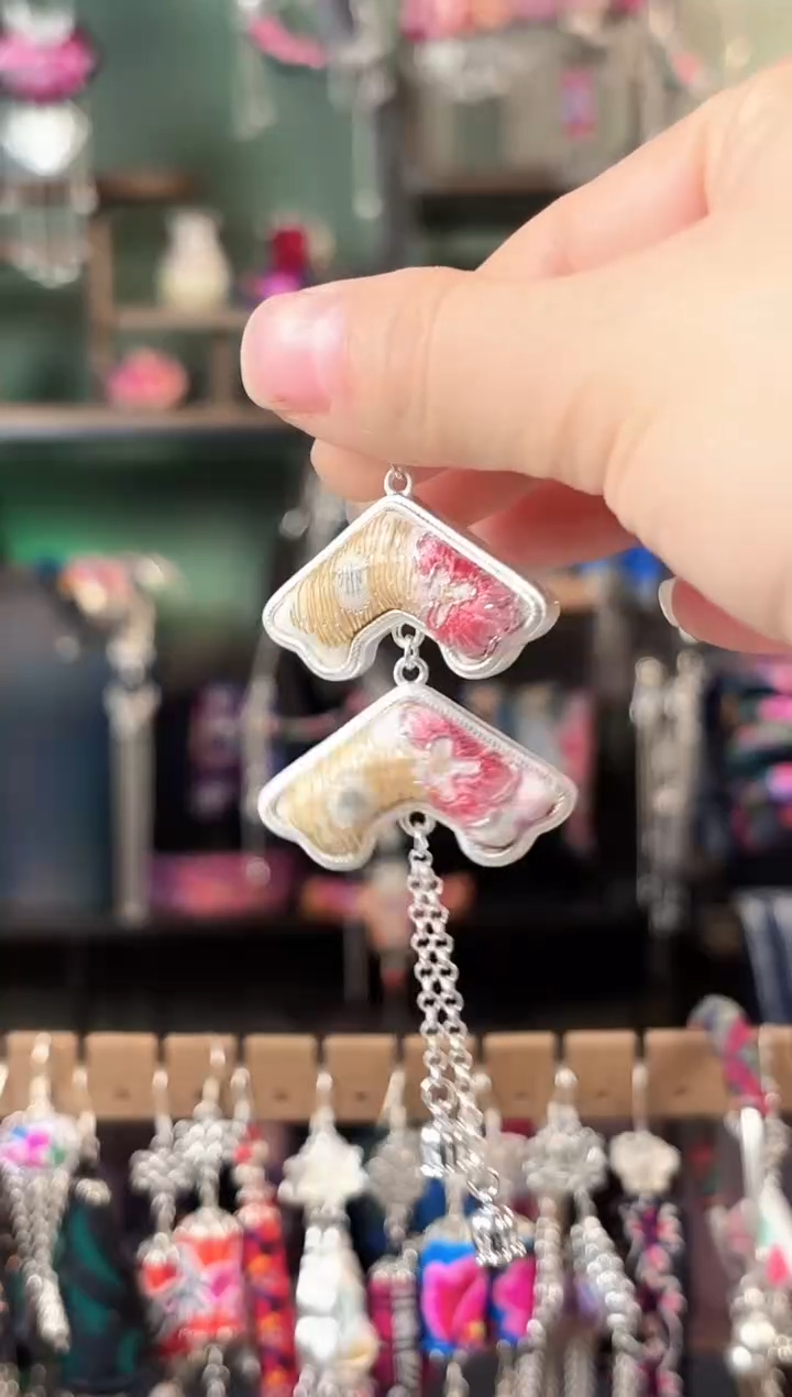 彩云南阁非遗老绣饰品528