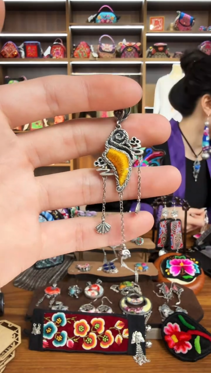 【闪购商品】织绣39蒙阿苏苗绣传承