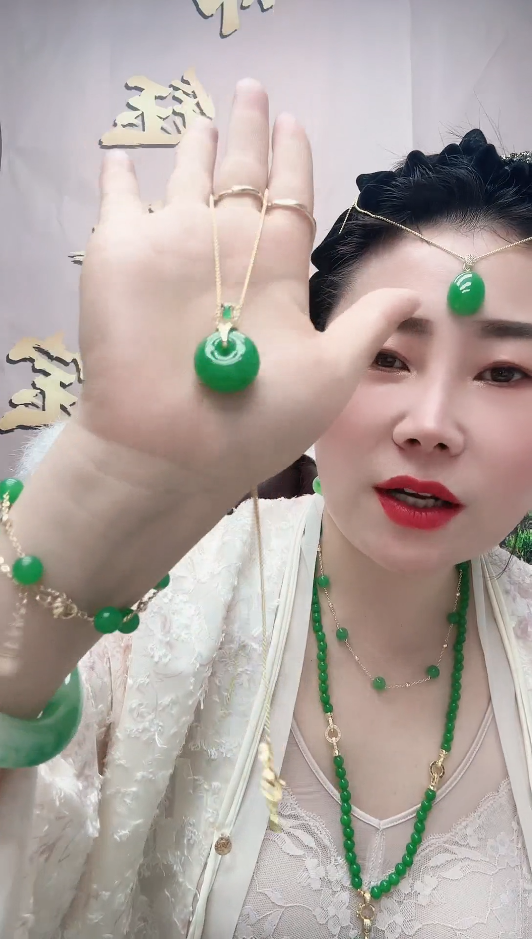 翡翠14K金镶嵌颈饰面包扣吊坠