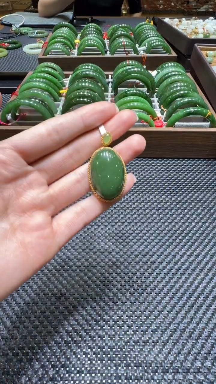 颈饰18K金镶嵌和田玉挂件