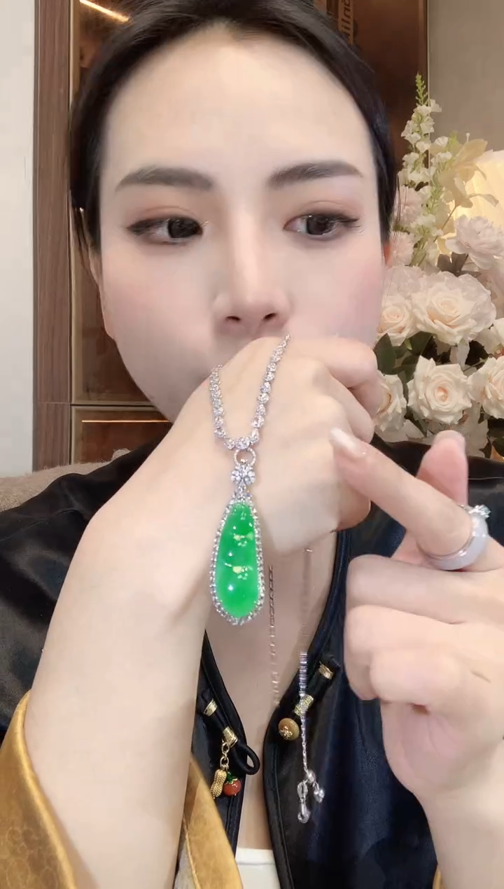 【闪购商品】翡翠吊坠(不含链)18K金镶嵌C58
