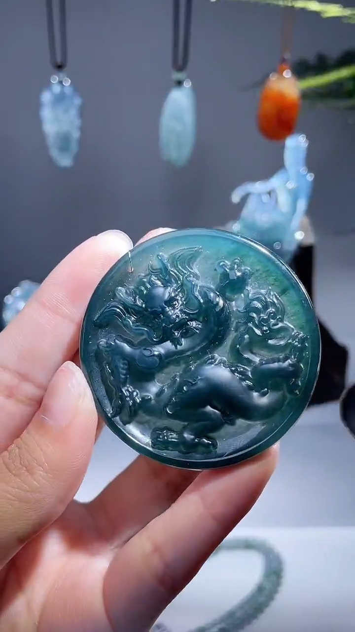 颈饰未镶嵌翡翠龙牌