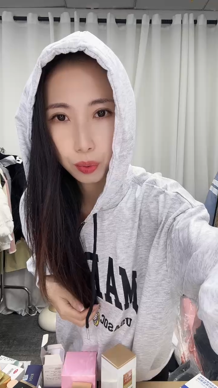 新款时尚灰色连帽卫衣