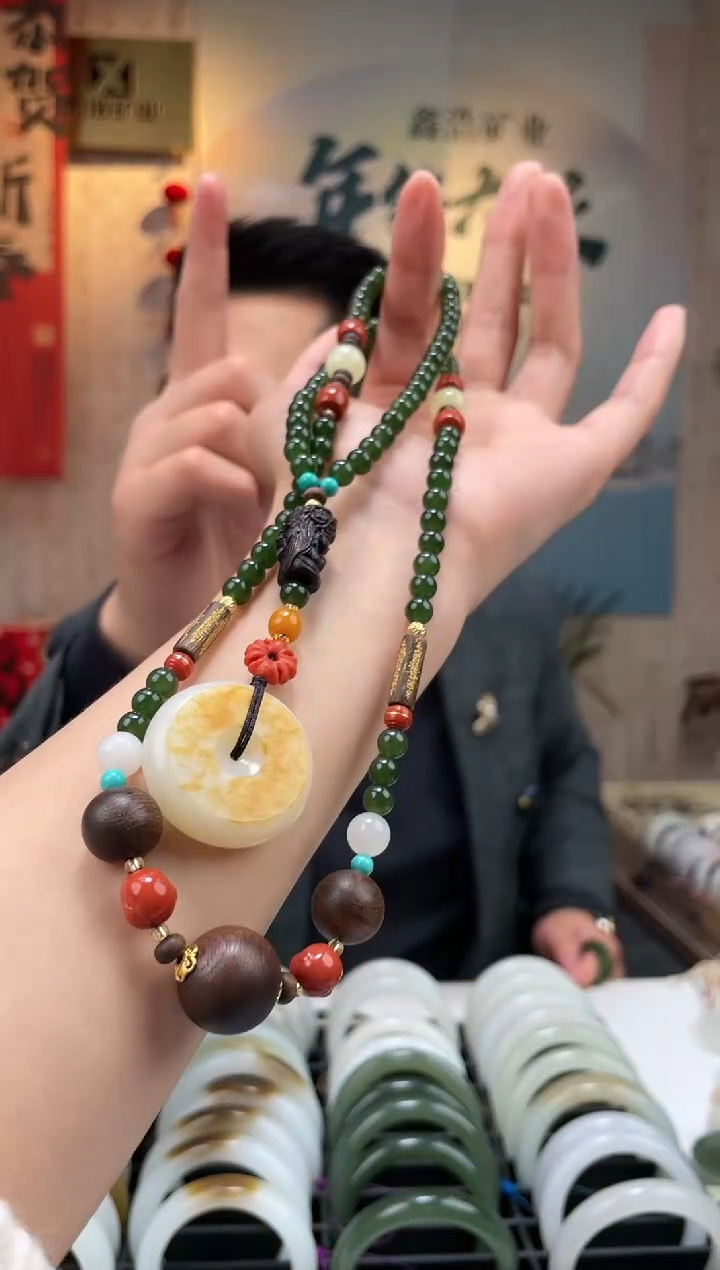 【闪购商品】和田玉颈饰18K金镶嵌碧玉卡6项链配平安扣一条