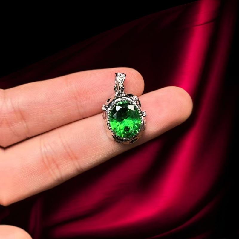  如懿高订064-轻奢幻彩艳绿宝精切合金吊坠