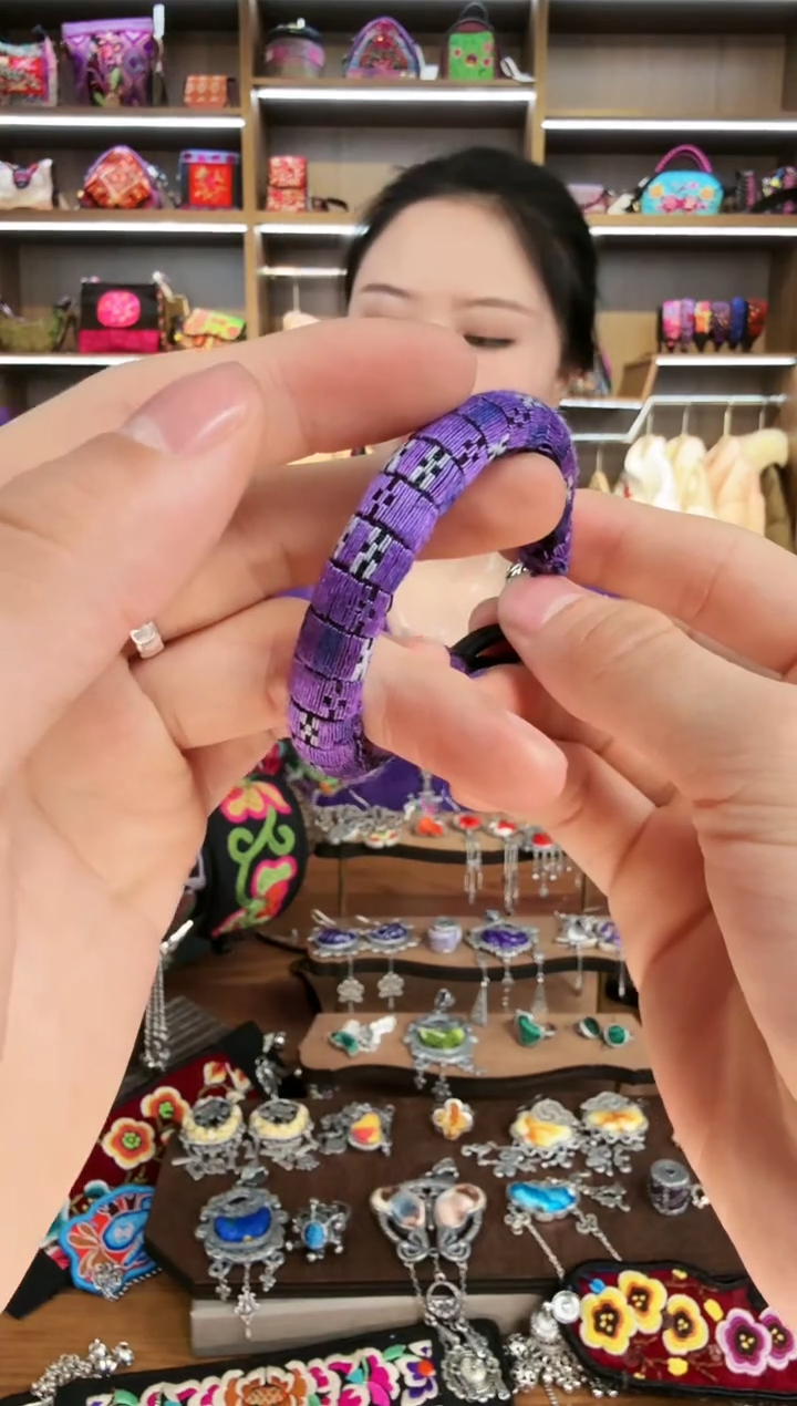 【闪购商品】织绣183蒙阿苏苗绣传承