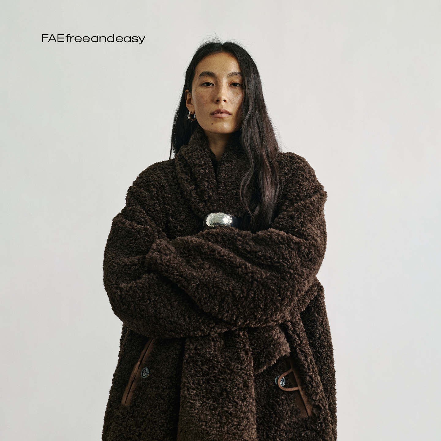 人造皮草 FAEfreeandeasy "氲塑无阈 围巾无领羊卷毛外套" K59054