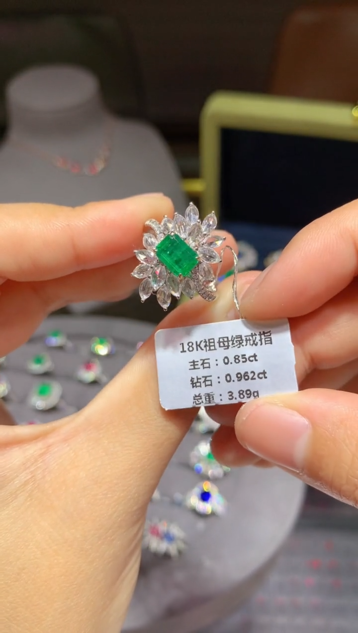 【闪购商品】祖母绿戒指18K金镶嵌0.85CT 