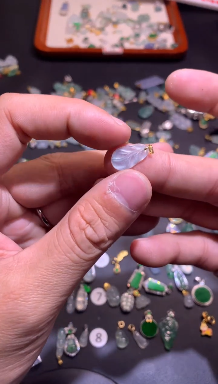 【闪购商品】翡翠吊坠(不含链)18K金镶嵌1