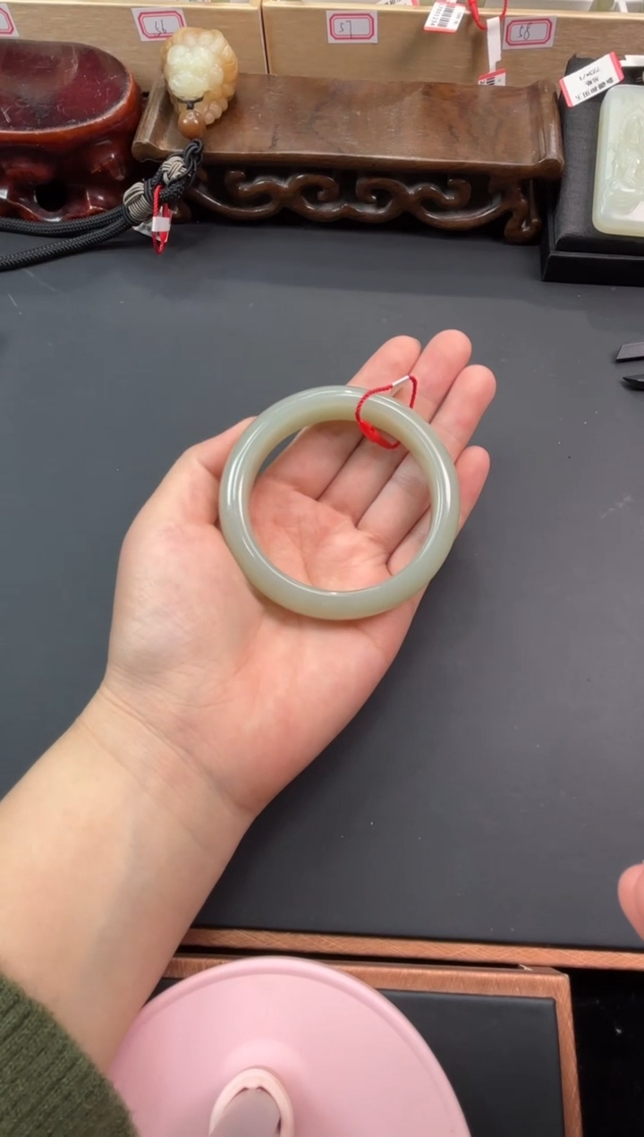 【闪购商品】和田玉手镯未镶嵌且末微色差近矿58