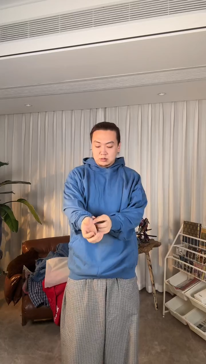 疯狂大勾吧之蓝色连帽卫衣小码小码