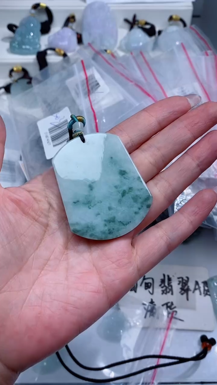 颈饰未镶嵌翡翠吊坠