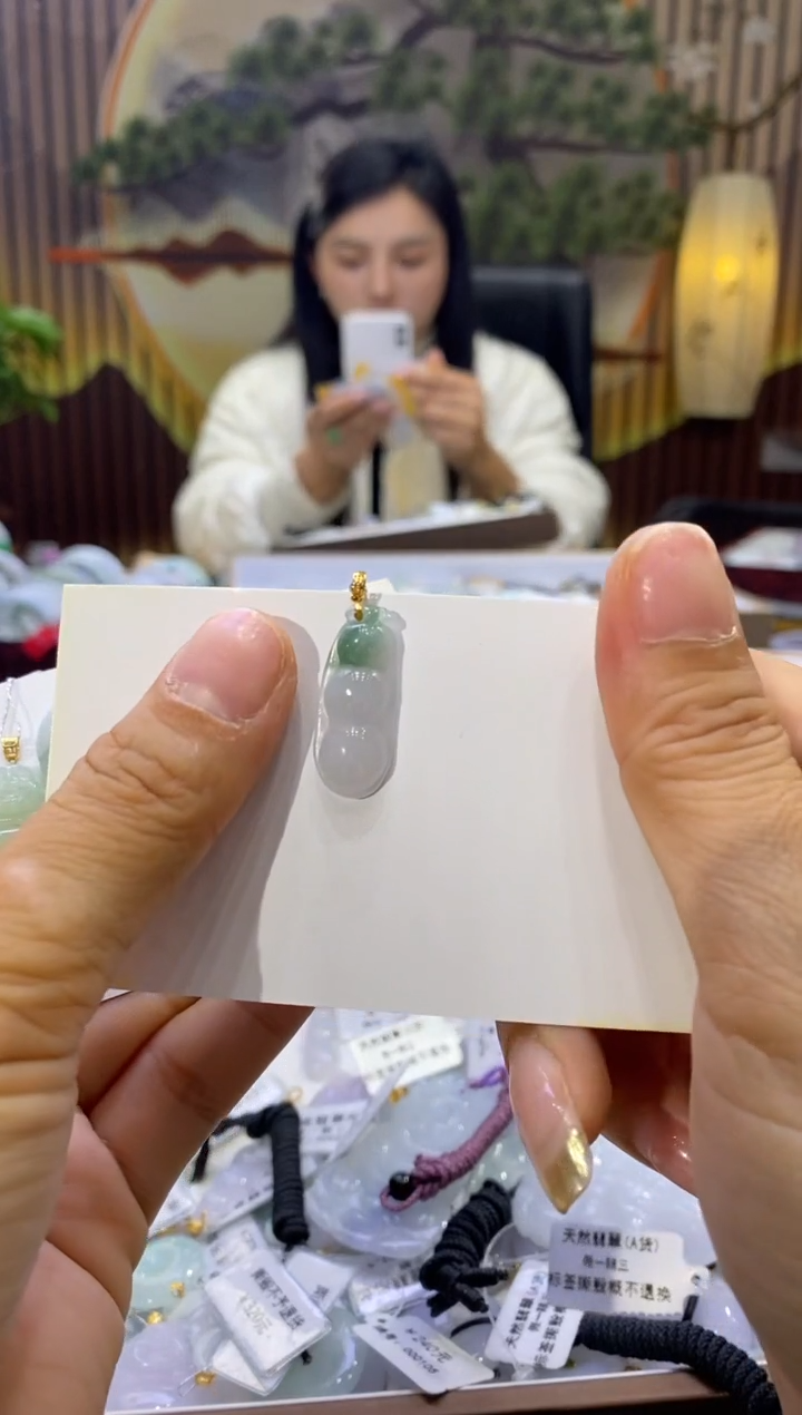 【闪购商品】翡翠颈饰18K金镶嵌多人02429