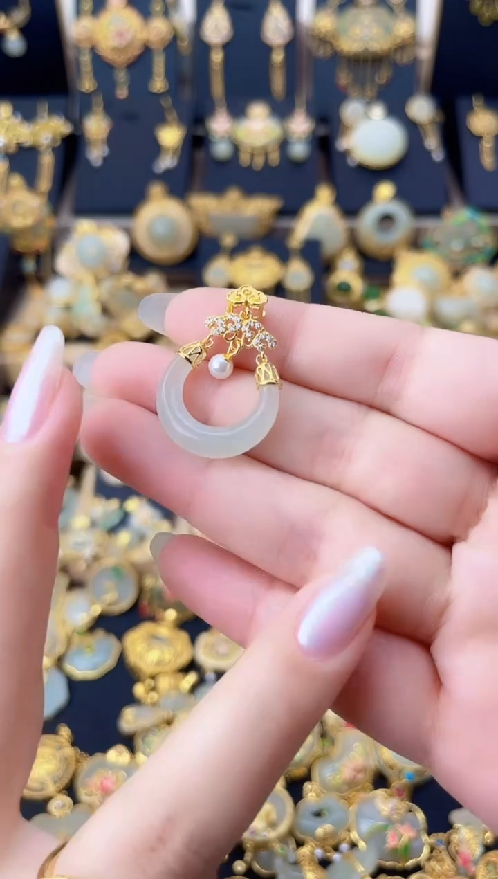 颈饰银S925镀金镶嵌和田玉祥云小月呀吊坠