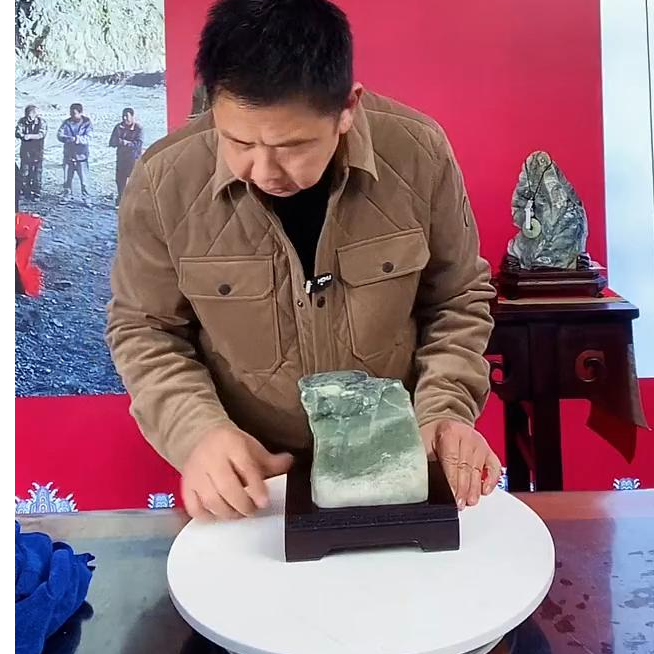 新疆原石摆件带底座发一件编号119