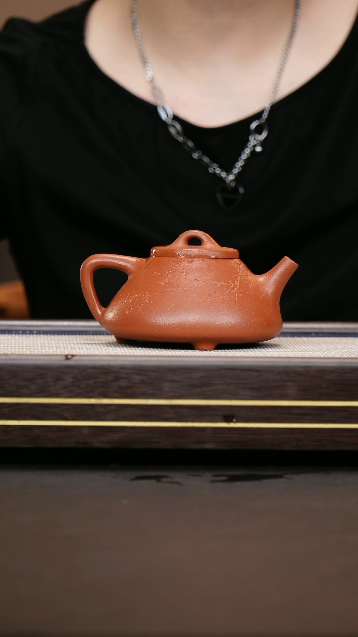 茶壶紫砂红降坡  子冶石瓢（刻梅）