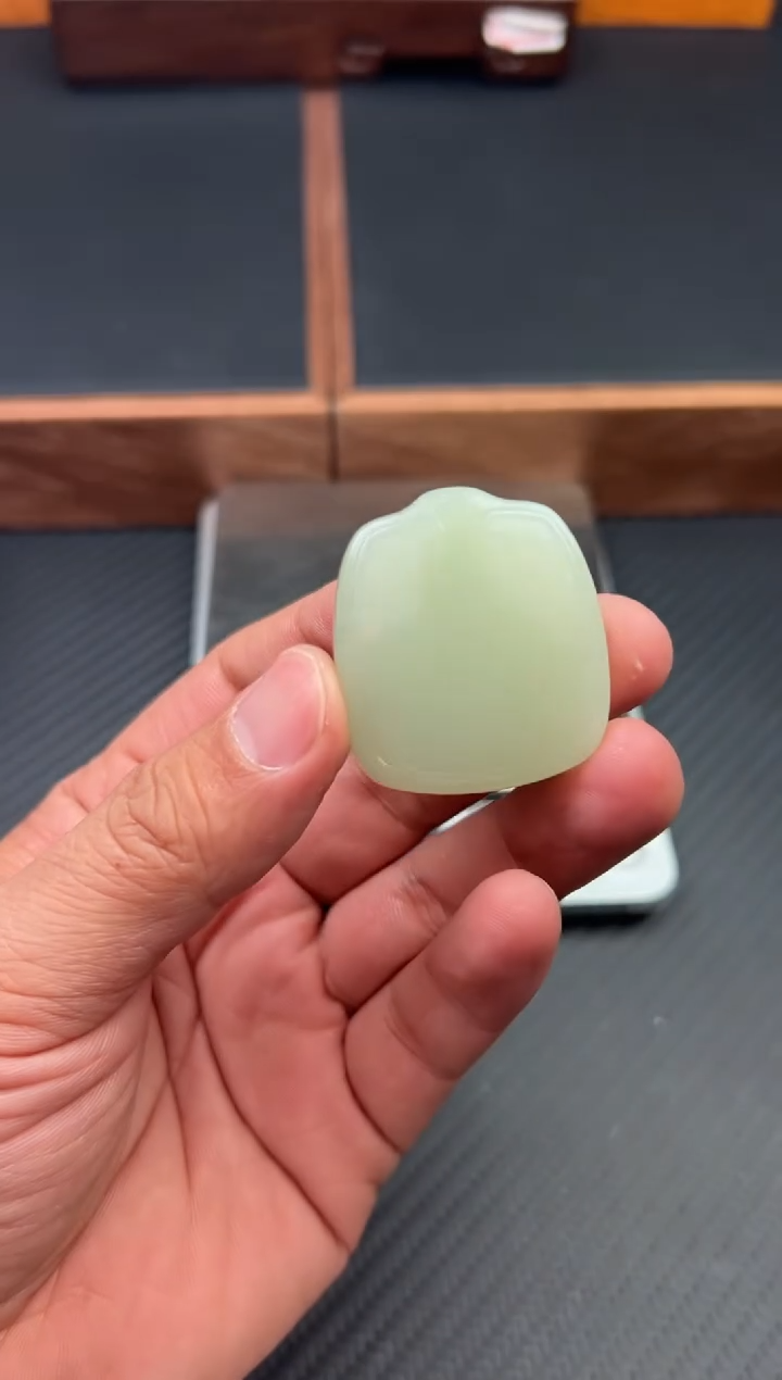 【闪购商品】和田玉未镶嵌吊坠(赠链)且末微色差迪克兰一细