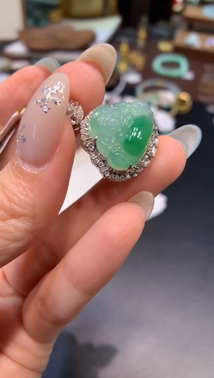 颈饰18K金镶嵌翡翠佛公