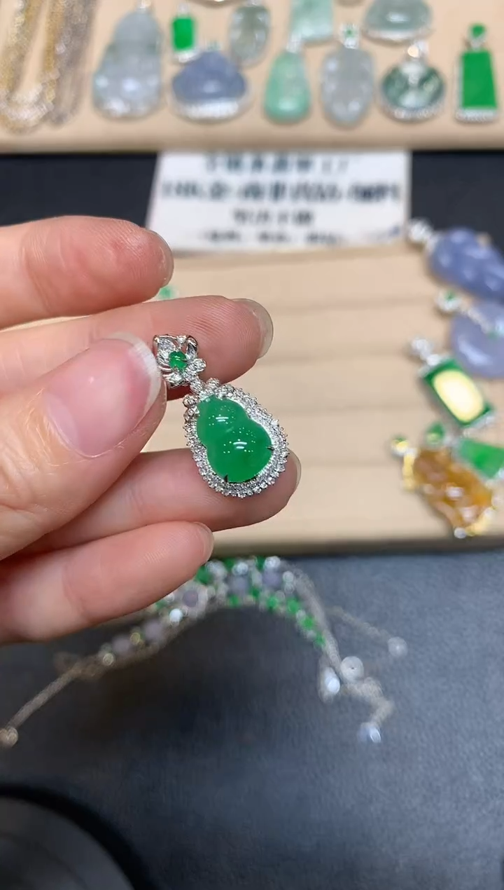 【闪购商品】翡翠颈饰18K金镶嵌葫芦【无服务费