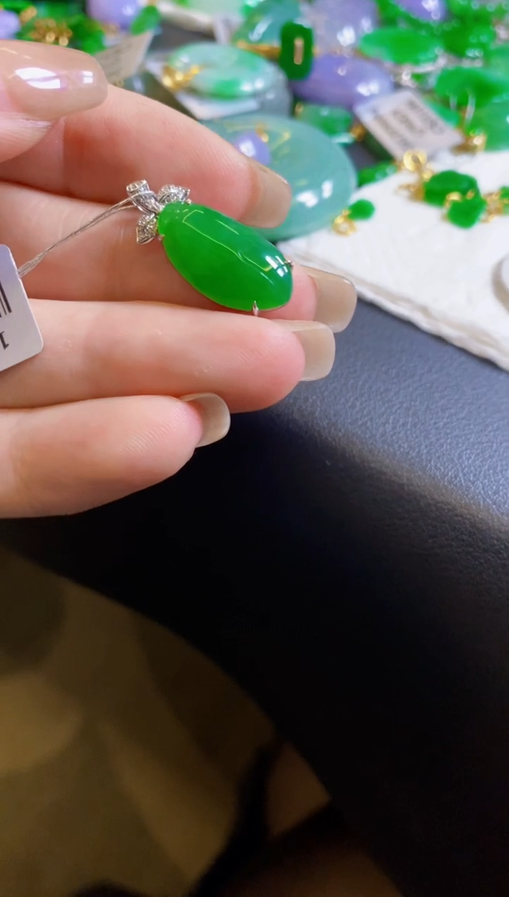 【闪购商品】翡翠颈饰18K金镶嵌瓜