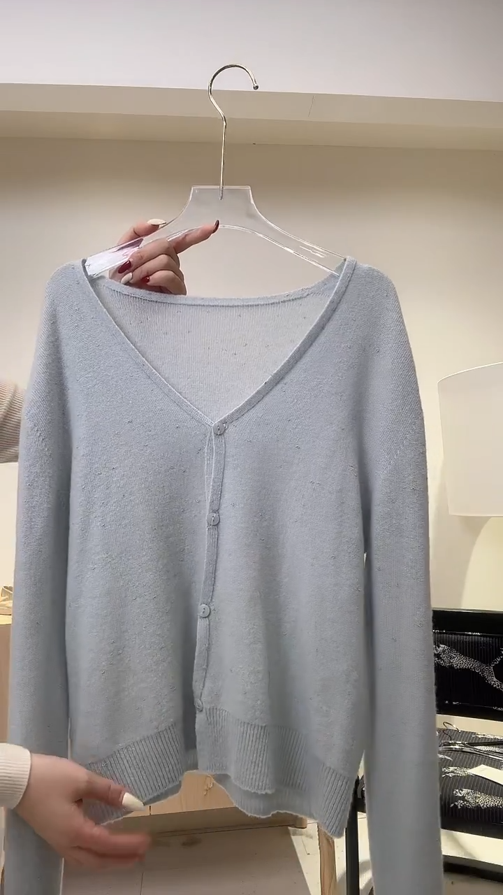 奶蓝色经典羊毛开衫