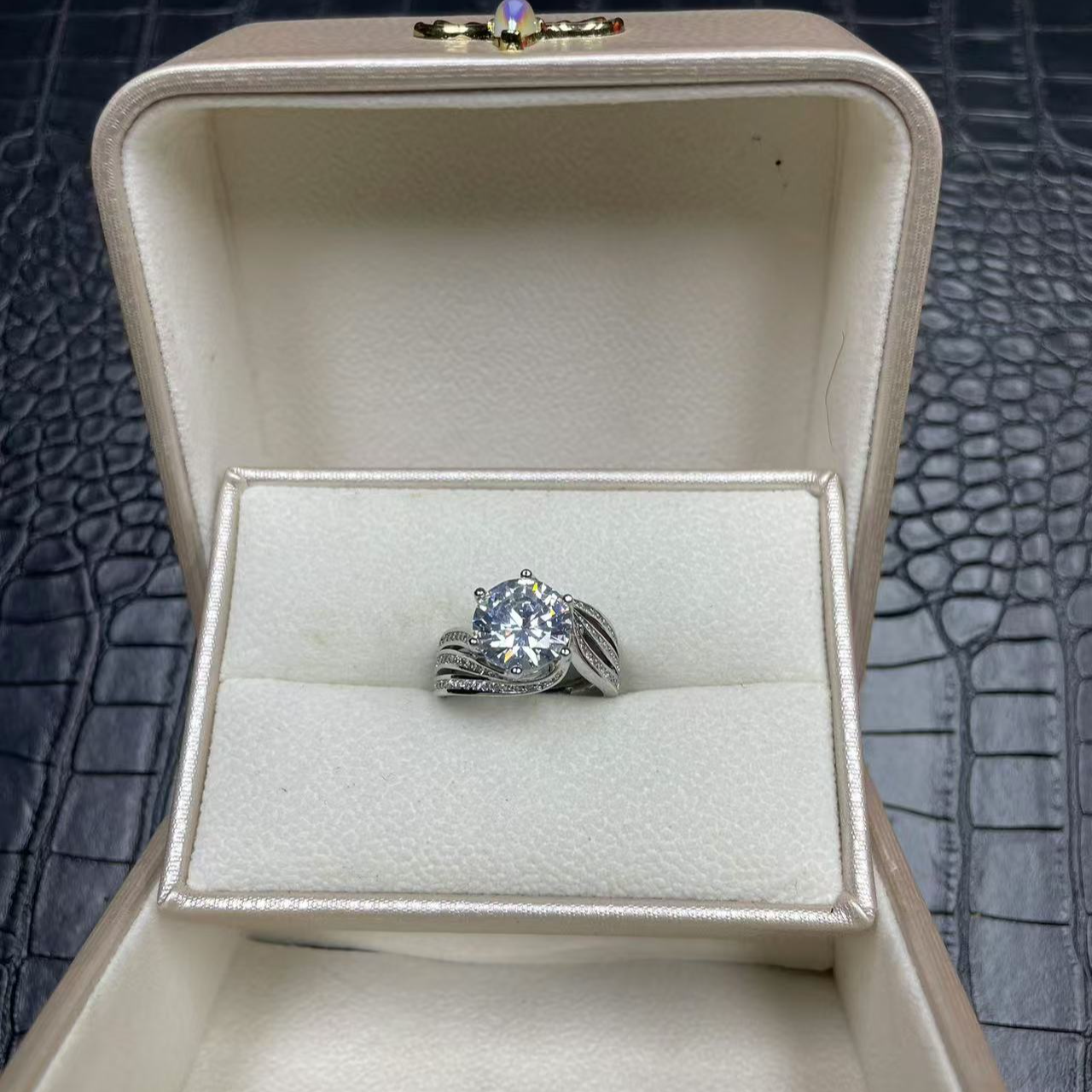 《吉阳璀璨》收藏级轻奢时尚戒指C010