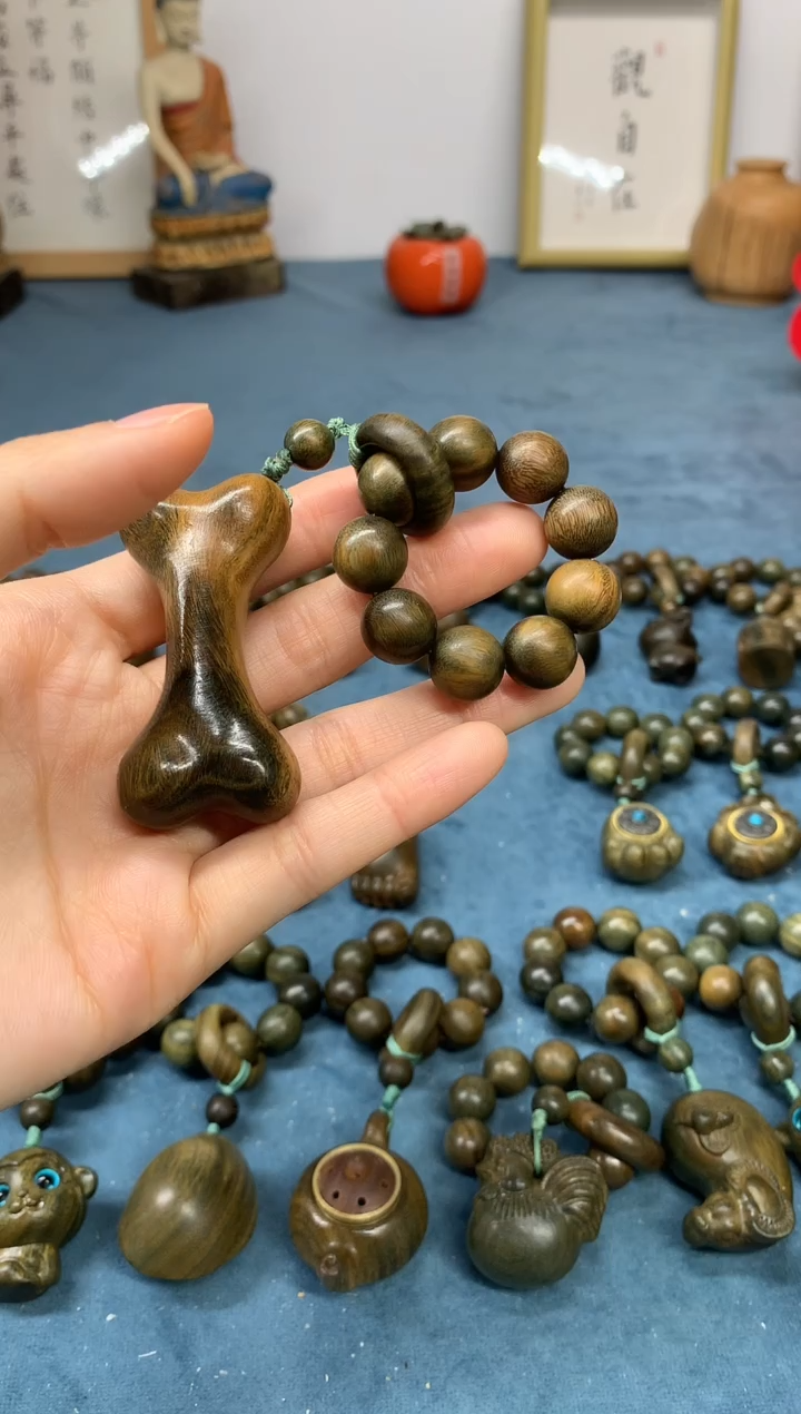 【闪购商品】维腊木（绿檀）把件骨头按摩棒