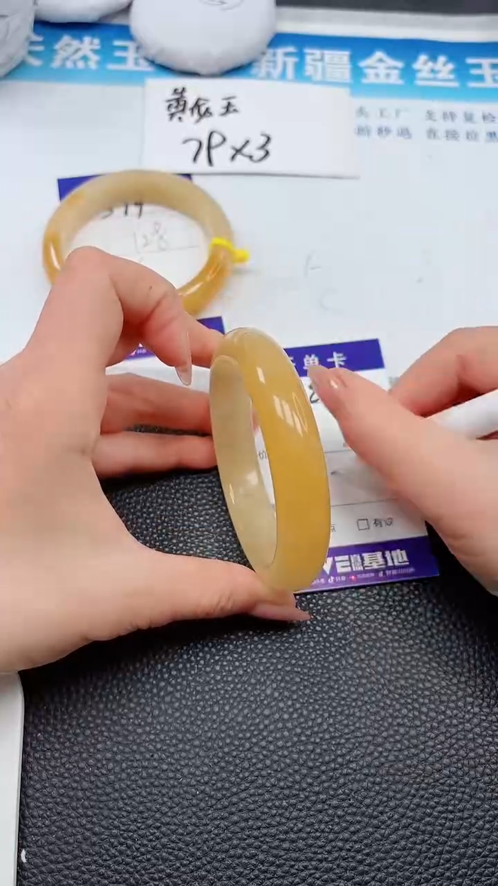 【闪购商品】石英质玉手镯未镶嵌380