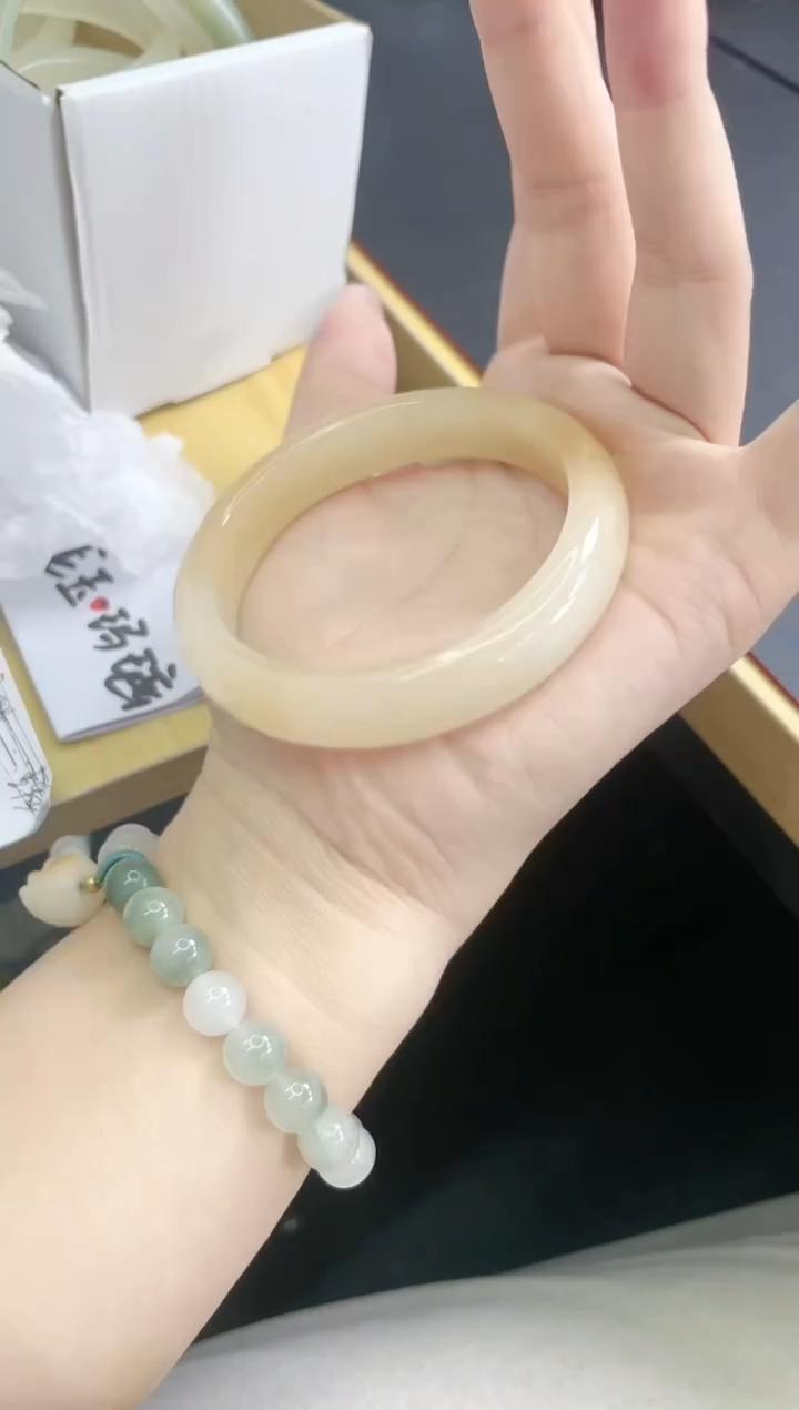 【闪购商品】石英质玉手镯未镶嵌130/57