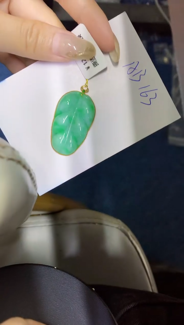 翡翠18K金镶嵌颈饰缅甸天然翡翠A货