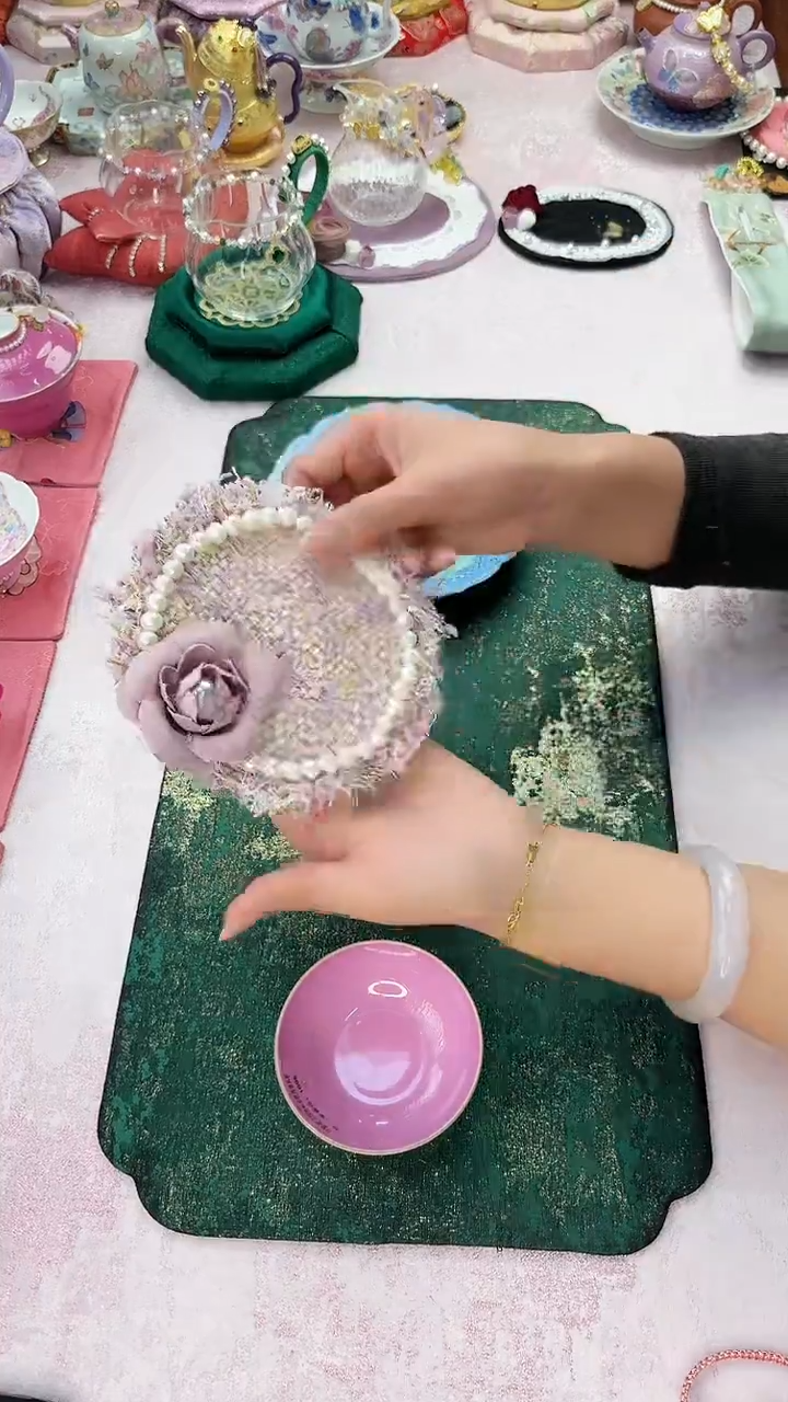 69粉色小香风钉珠杯垫
