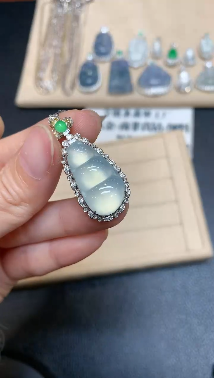 【闪购商品】翡翠吊坠(不含链)18K金镶嵌福豆【无服务费