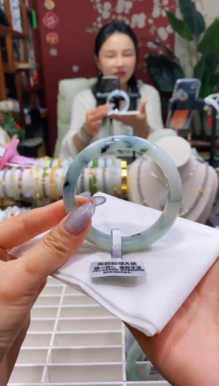 【闪购商品】翡翠手镯未镶嵌75牛奶底飘花57.5/12.0*7.6