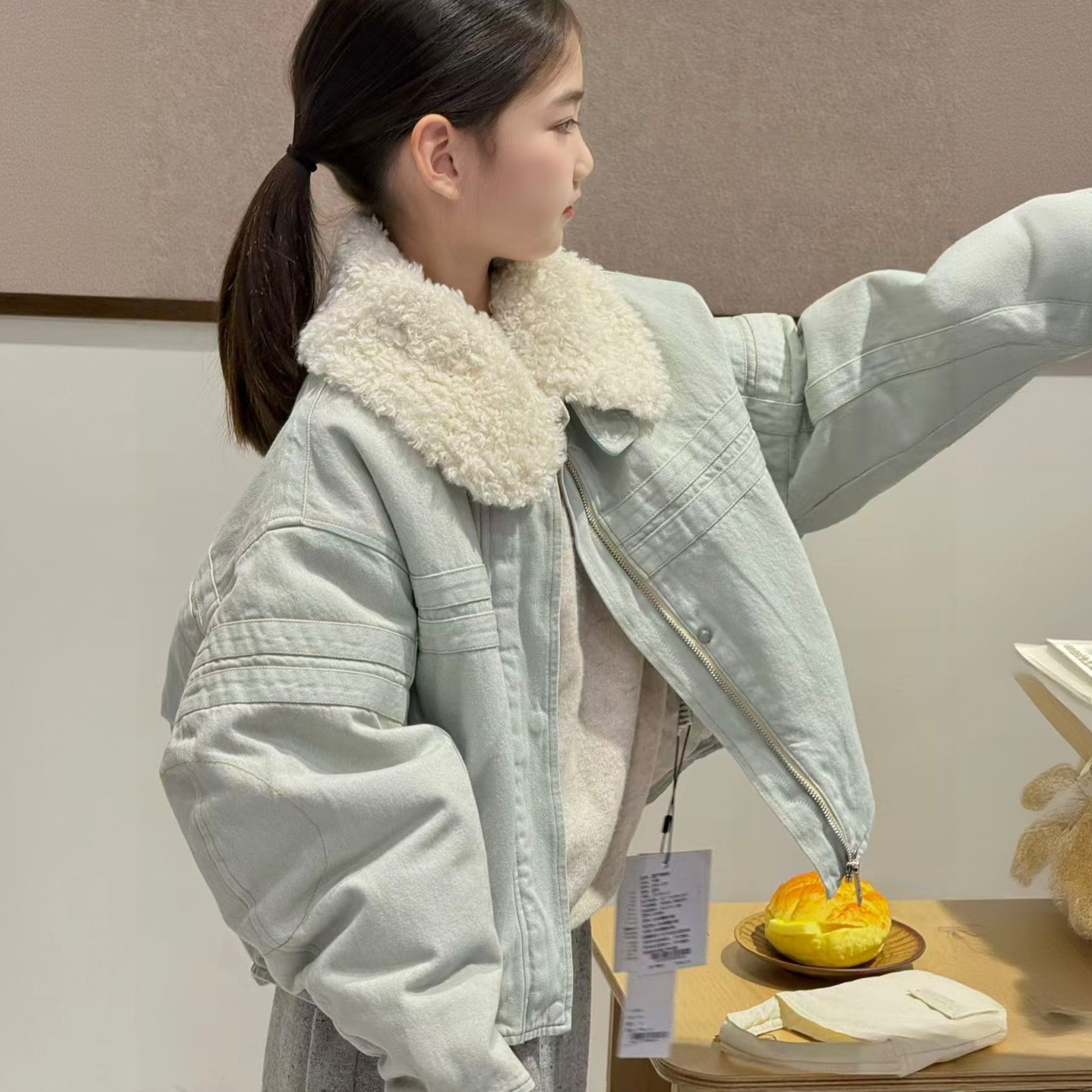 女童加绒牛仔外套秋冬装2025新款洋气时髦女孩高级感加厚保暖棉服