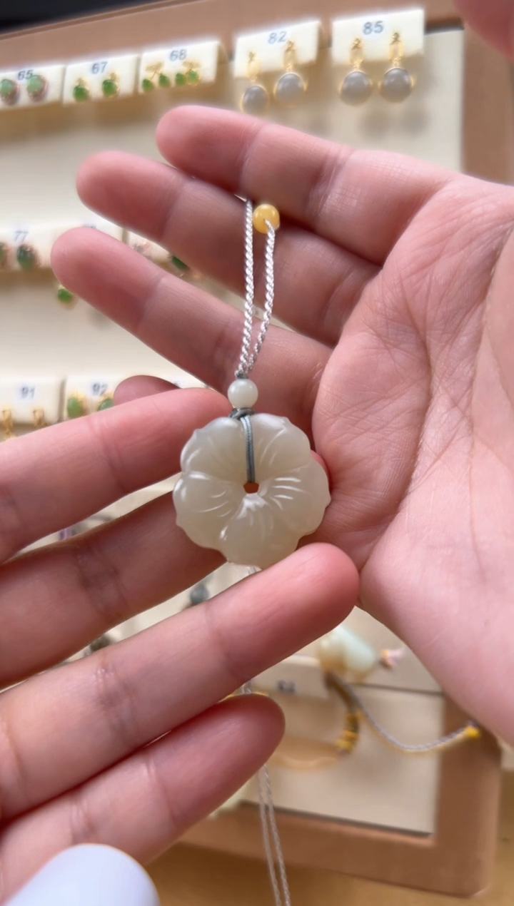 【闪购商品】和田玉颈饰未镶嵌宝相花吊坠