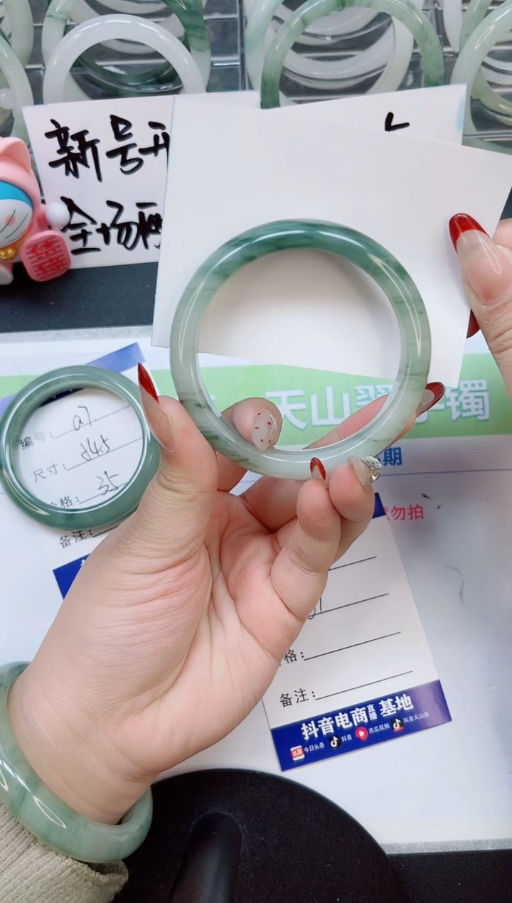 【闪购商品】石英质玉手镯合金a8