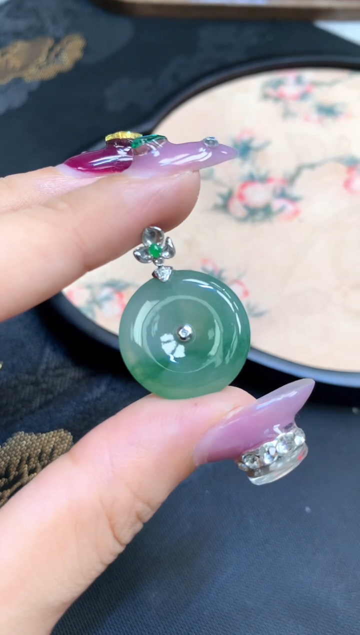 翡翠挂件18K金镶嵌扣子