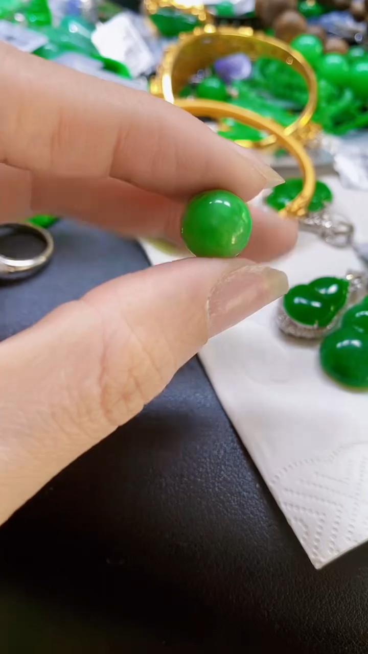 颈饰未镶嵌翡翠珠子