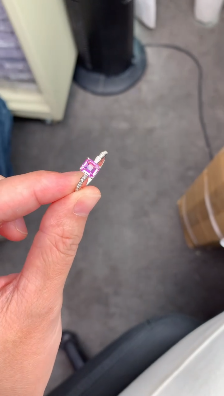 【闪购商品】彩色蓝宝石戒指18K金镶嵌1ct粉蓝宝戒指