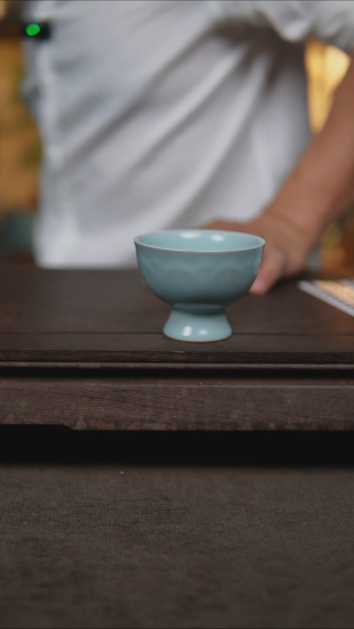 杯仿古月白高足莲瓣杯