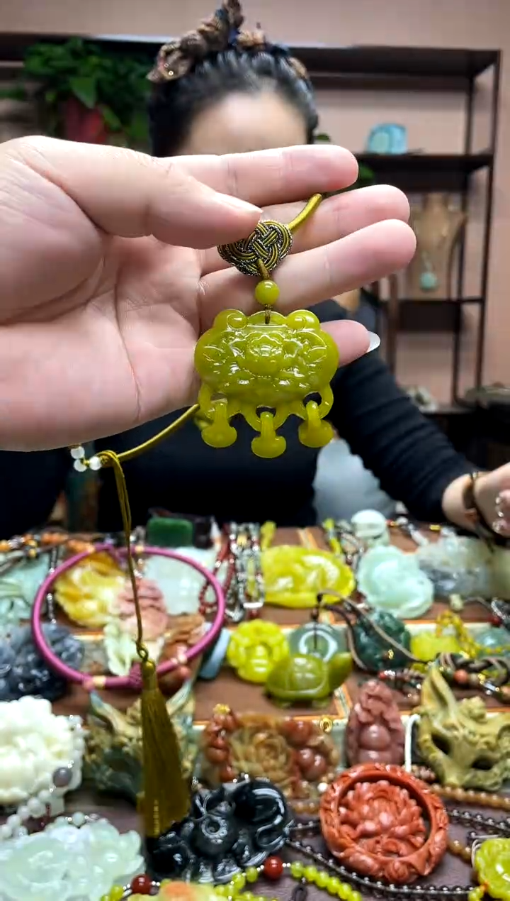 未镶嵌岫玉颈饰多样性发货发其中之一