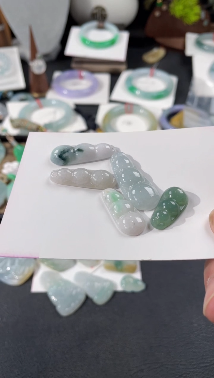 【闪购商品】翡翠颈饰未镶嵌有纹裂