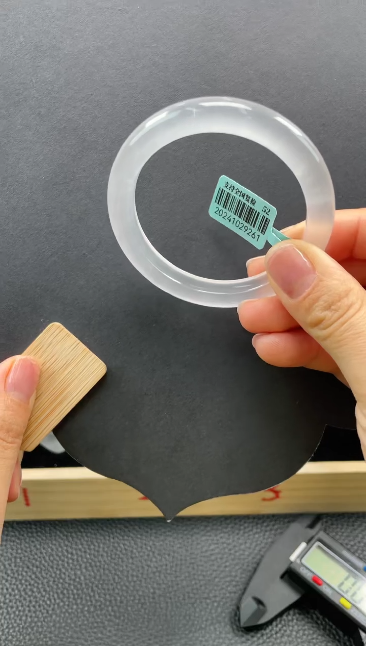 【闪购商品】石英质玉手镯未镶嵌口径52+