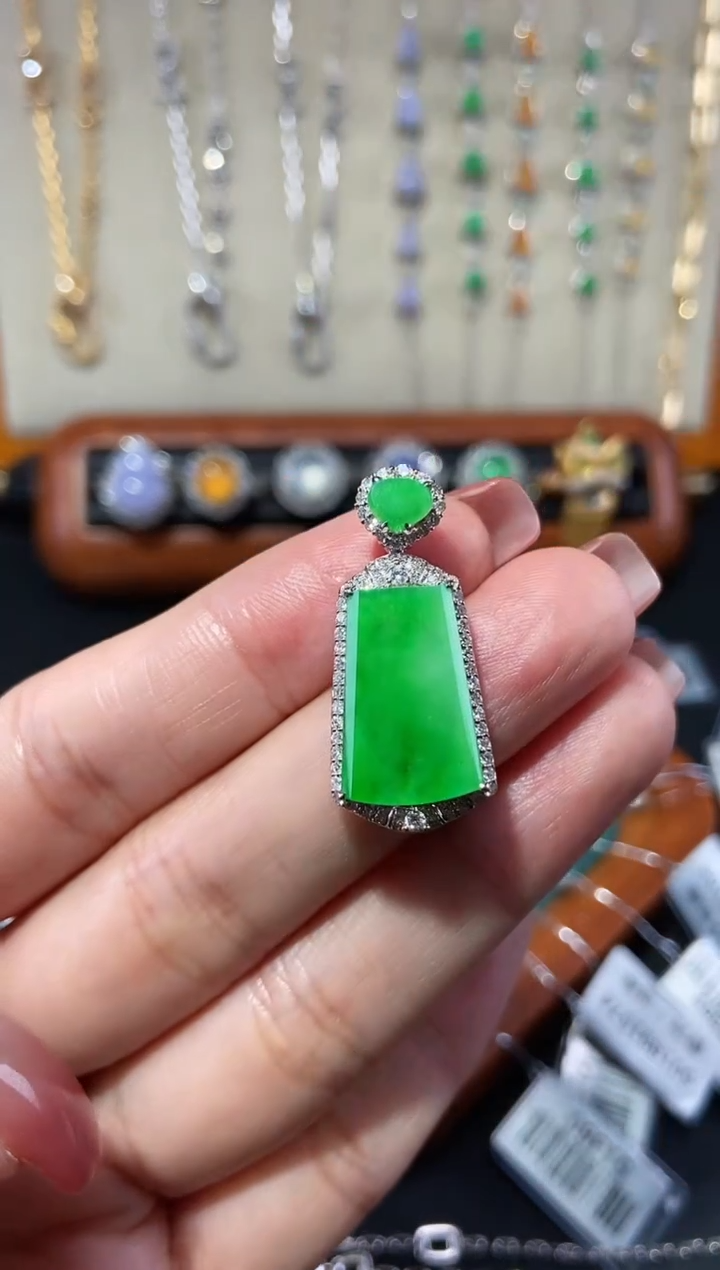 【闪购商品】翡翠颈饰18K金镶嵌吊坠