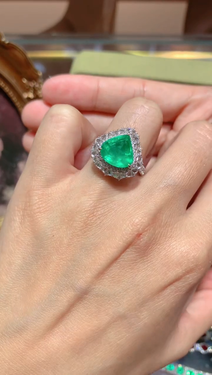 【闪购商品】祖母绿戒指18K金镶嵌3.6CT